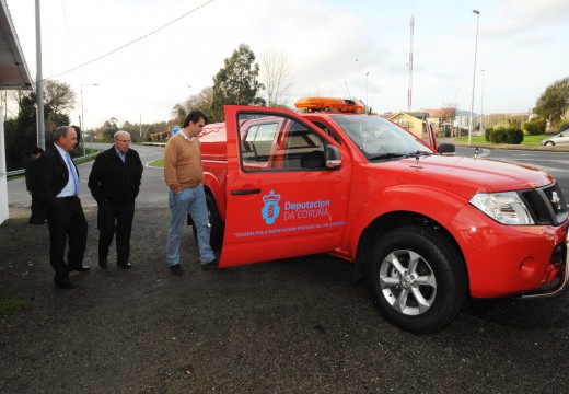 Entrega dun novo vehículo para o useo dos voluntarios de Protección Civil de Valdoviño por parte do presidente da Deputación da Coruña